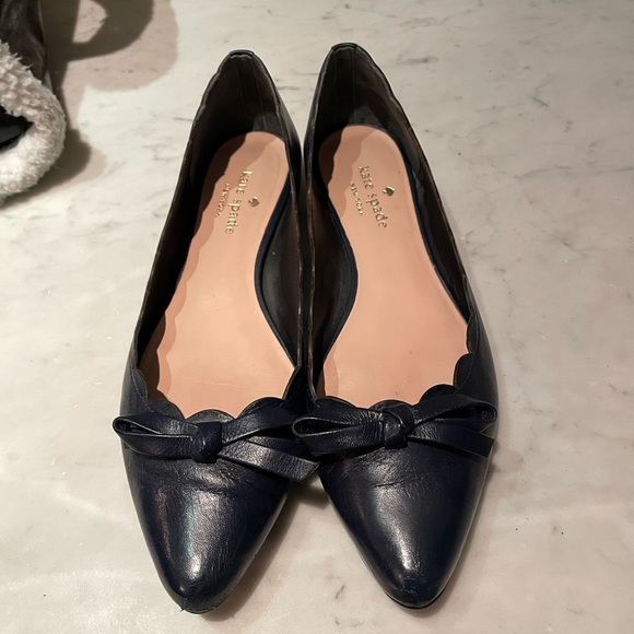Adorable dark navy Kate Spade ballet flats with bow and scalloped detail - Picture 2 of 7